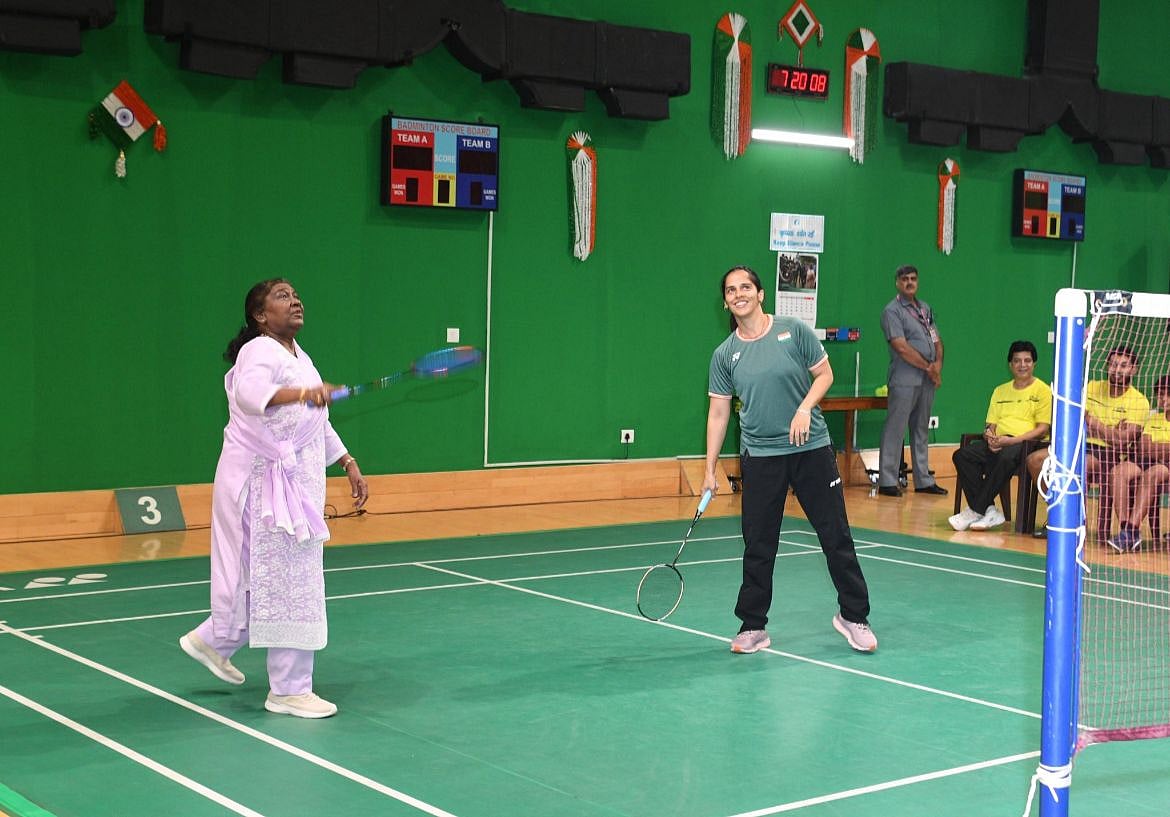 X : President Murmu Plays Badminton With Saina Nehwal |